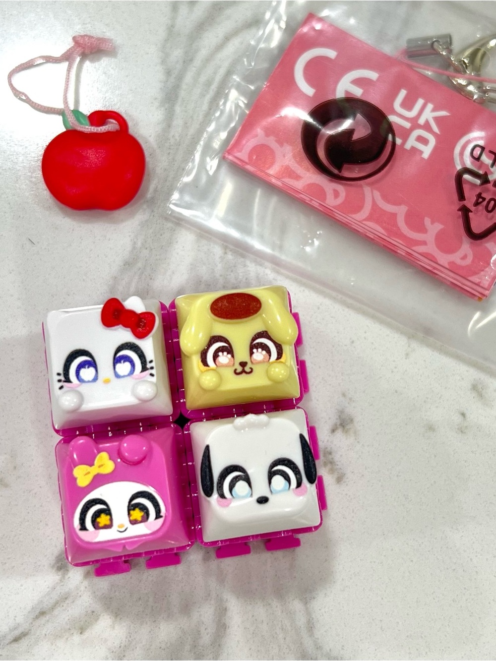 4 LOT Hello Kitty Clickeez - Series 1 - Classics + Charm, Keychain & Guide